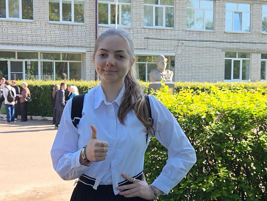 Выпускники перед сегодняшним экзаменом 