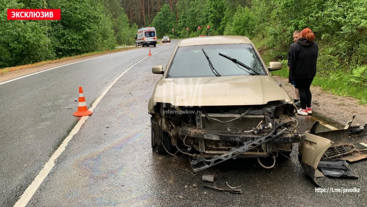 В Печорском районе женщина на Volkswagen съехала в кювет из-за лопнувшего колеса