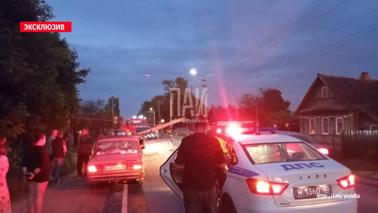 Автомобиль врезался в столб в Порхове