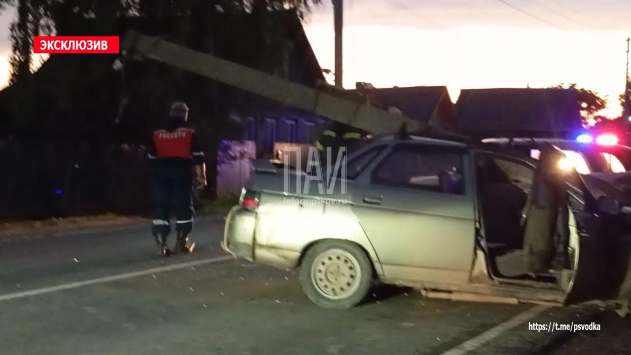 Автомобиль врезался в столб в Порхове