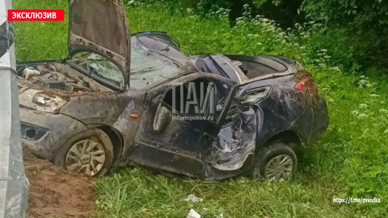 Женщина за рулём Lada Granta не справилась с управлением и наехала на опору освещения