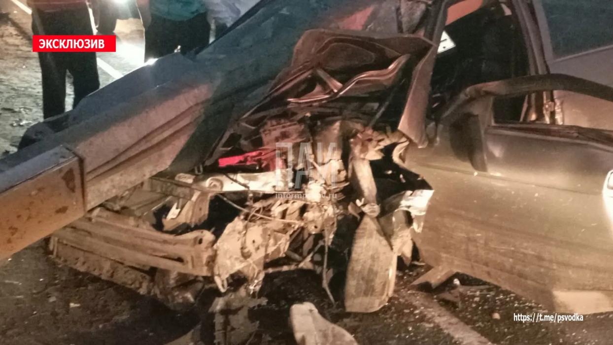Автомобиль врезался в столб в Порхове