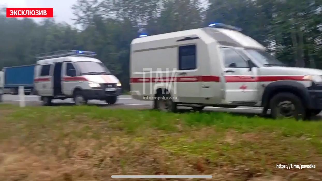 На трассе в Псковском районе опрокинулась машина, пострадал пассажир