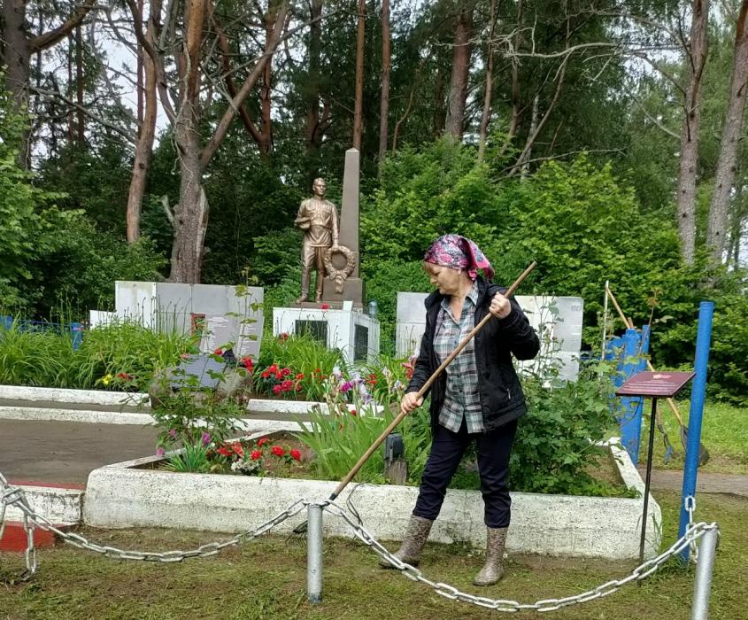 Активисты привели в порядок братские захоронения в Себежском районе