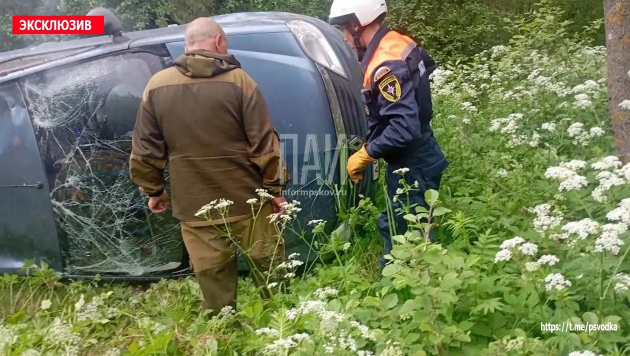 На трассе в Псковском районе опрокинулась машина, пострадал пассажир