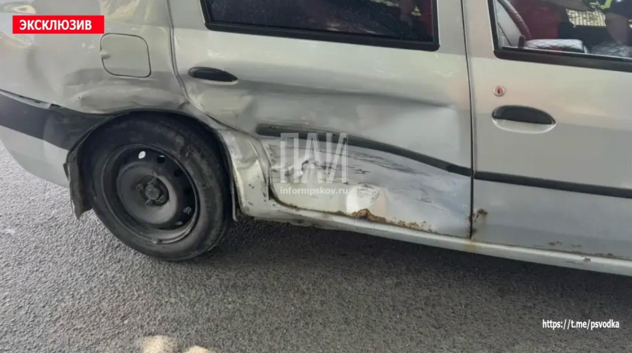Два автомобиля Renault столкнулись в Пскове 