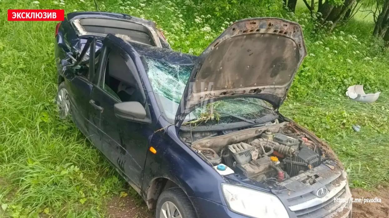 Женщина за рулём Lada Granta не справилась с управлением и наехала на опору освещения