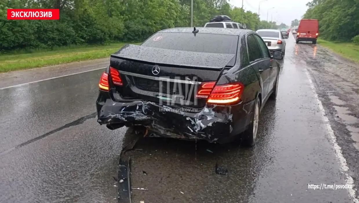 22-летняя девушка госпитализирована после столкновения Mercedes и Volkswagen в Псковском районе