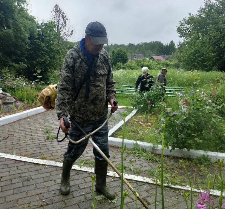 Активисты привели в порядок братские захоронения в Себежском районе