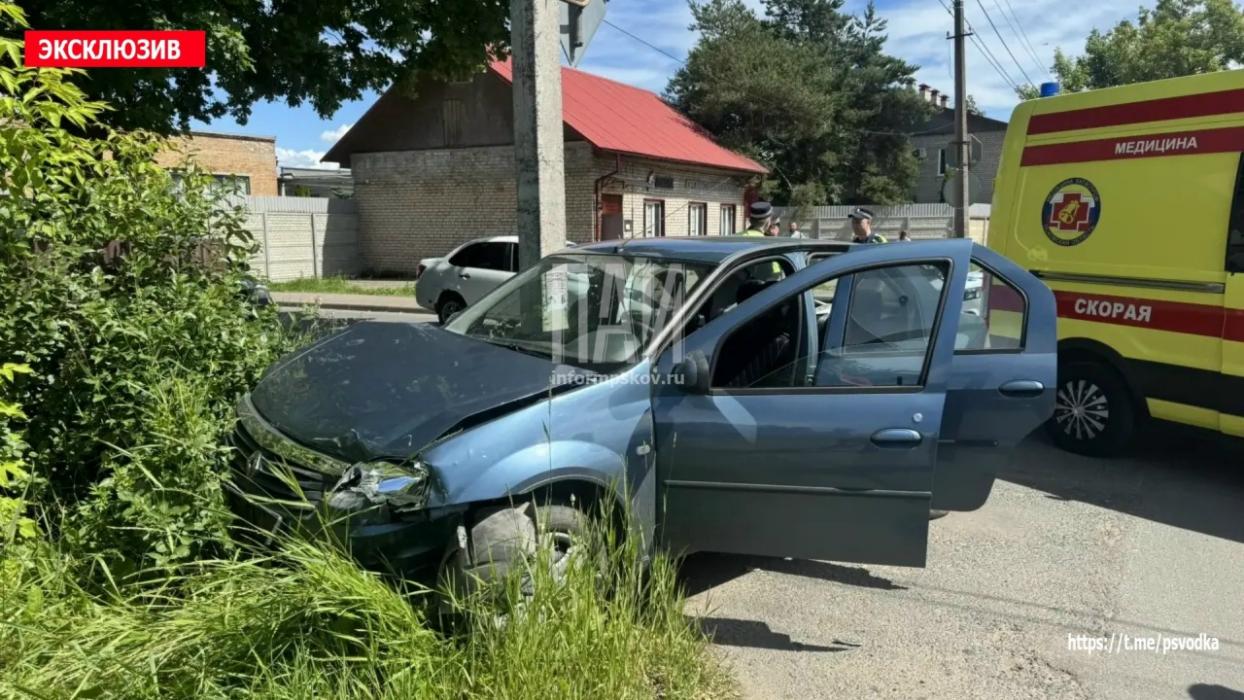 Два автомобиля Renault столкнулись в Пскове 