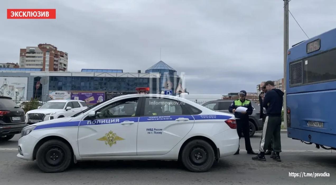 Автобус и легковушка столкнулись на улице Коммунальной в Пскове