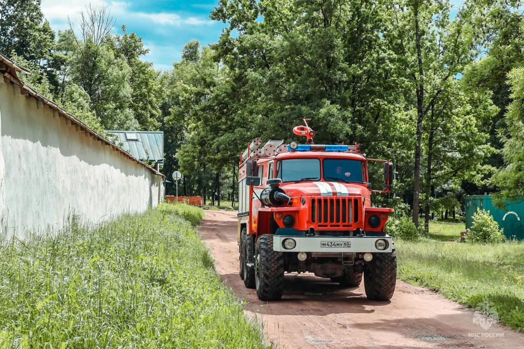 Пожарно-тактические учения провели на территории Мирожского монастыря в Пскове