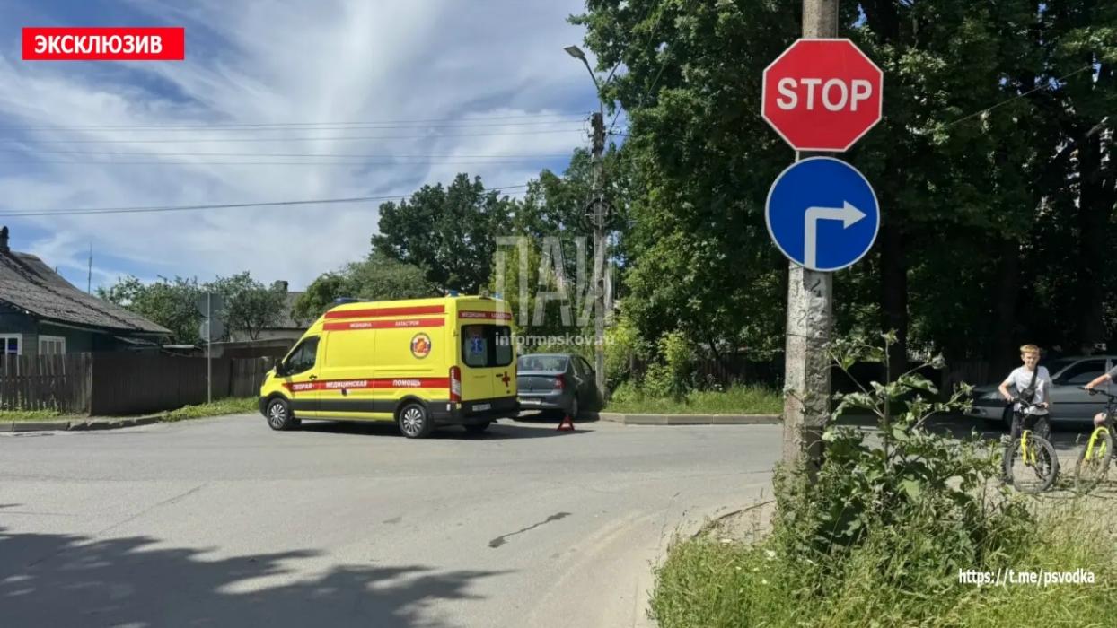 Два автомобиля Renault столкнулись в Пскове 