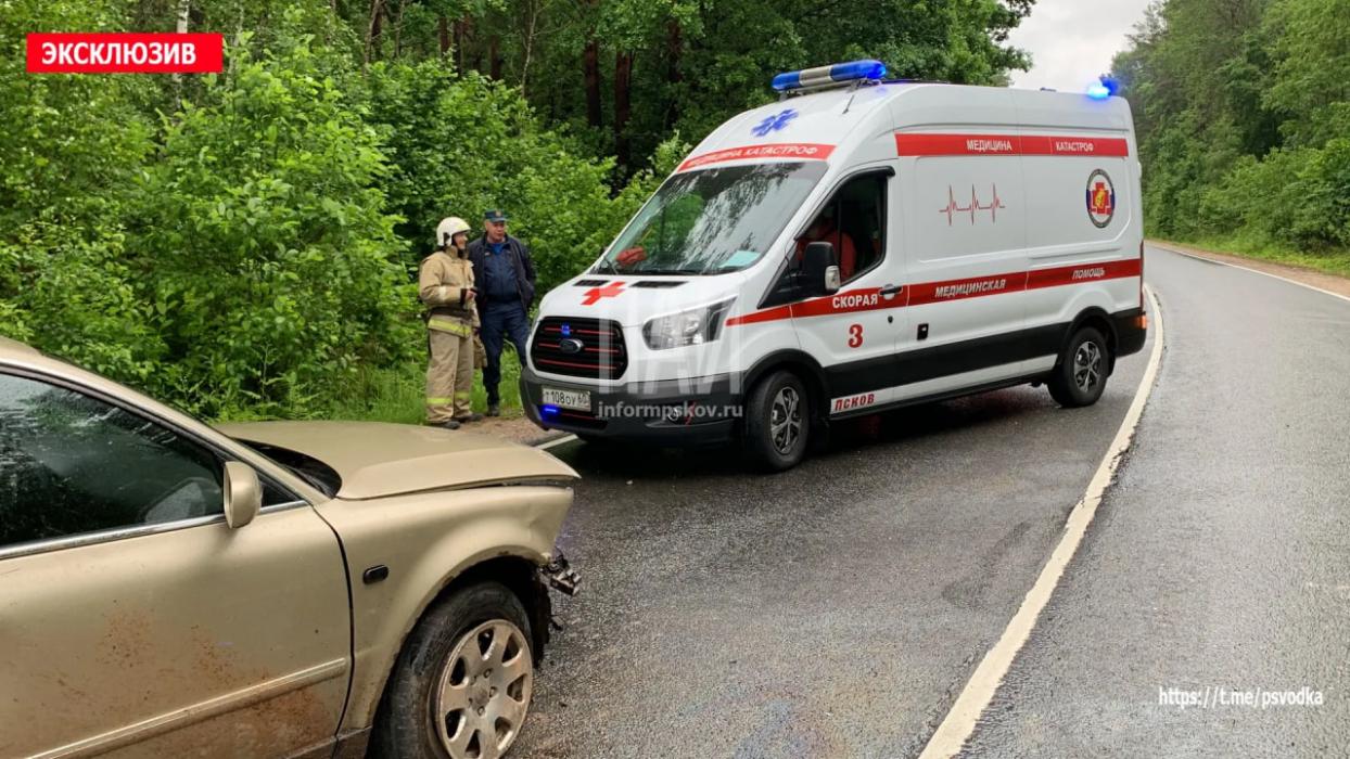 В Печорском районе женщина на Volkswagen съехала в кювет из-за лопнувшего колеса