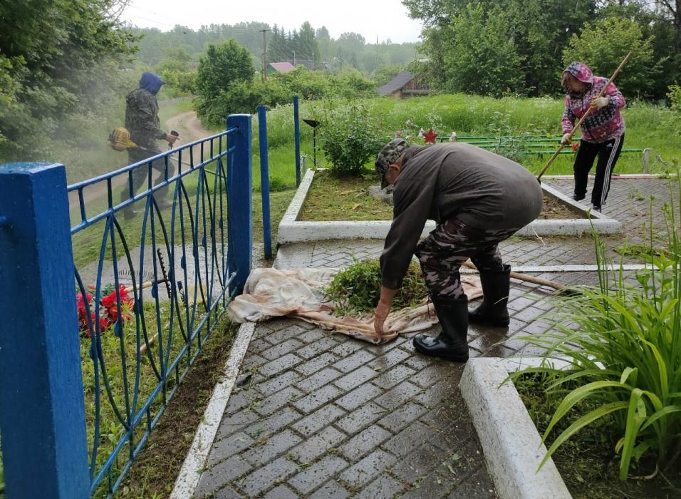 Активисты привели в порядок братские захоронения в Себежском районе