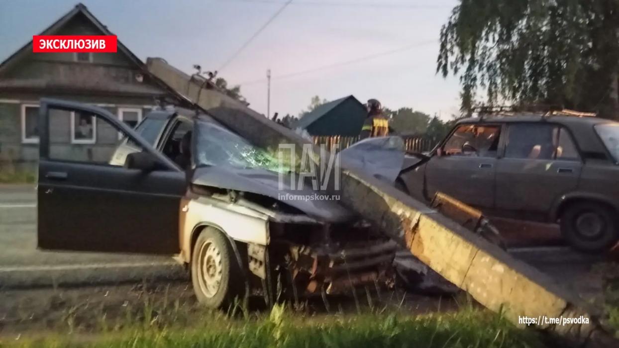 Автомобиль врезался в столб в Порхове