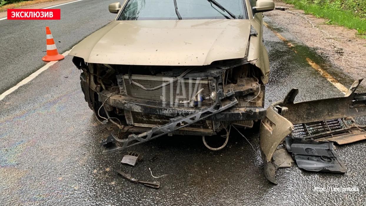 В Печорском районе женщина на Volkswagen съехала в кювет из-за лопнувшего колеса