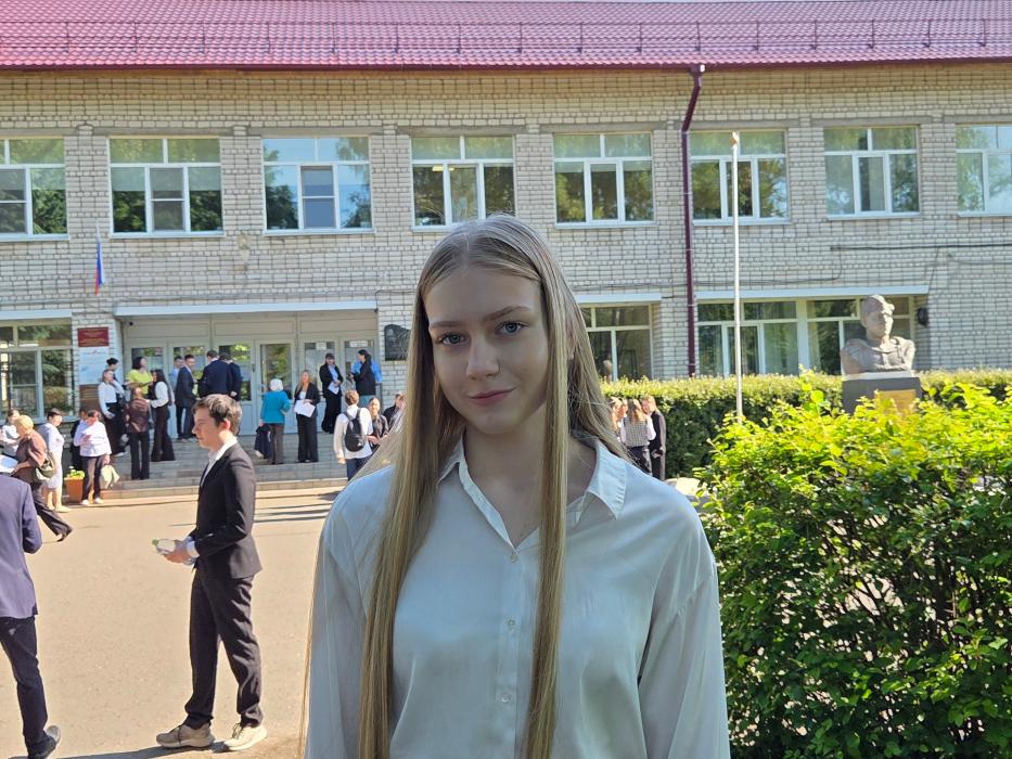 Выпускники перед сегодняшним экзаменом 