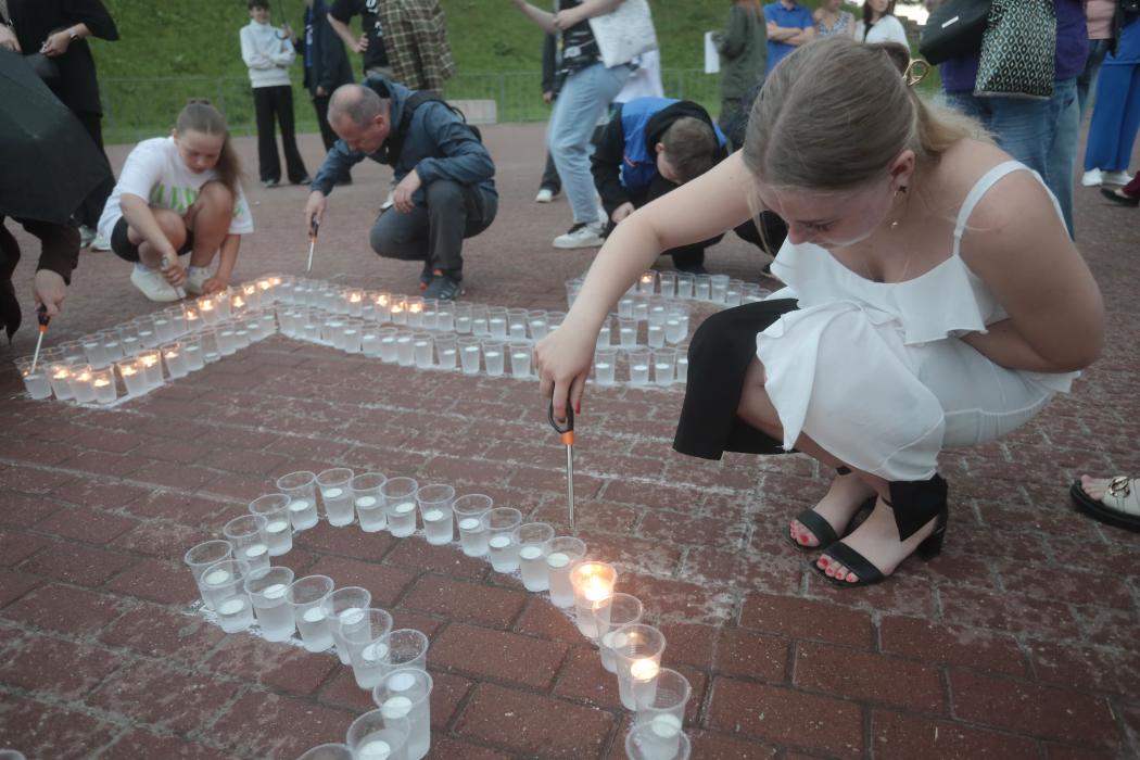 Сотни свечей зажгли в Пскове в память о героях