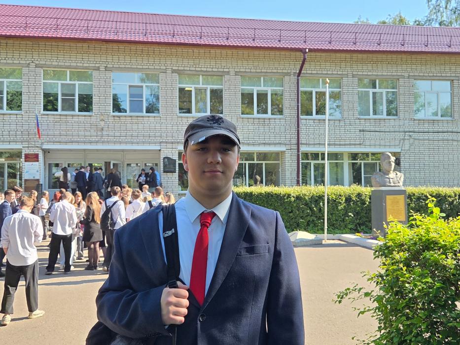 Выпускники перед сегодняшним экзаменом 
