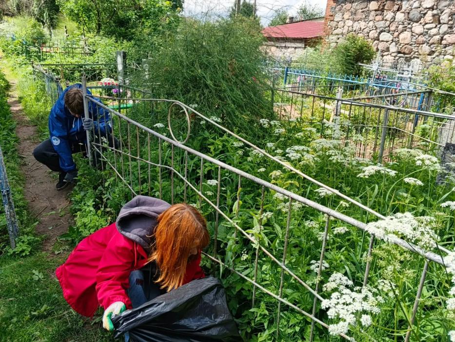 Захоронения участников Великой Отечественной войны и памятный знак
