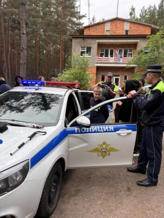 ​В псковском лагере «Стремительный» более 200 детей узнали о безопасности на дорогах и в быту