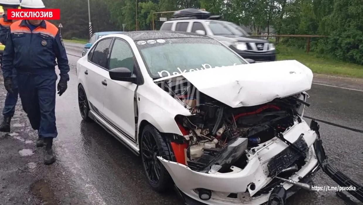 22-летняя девушка госпитализирована после столкновения Mercedes и Volkswagen в Псковском районе