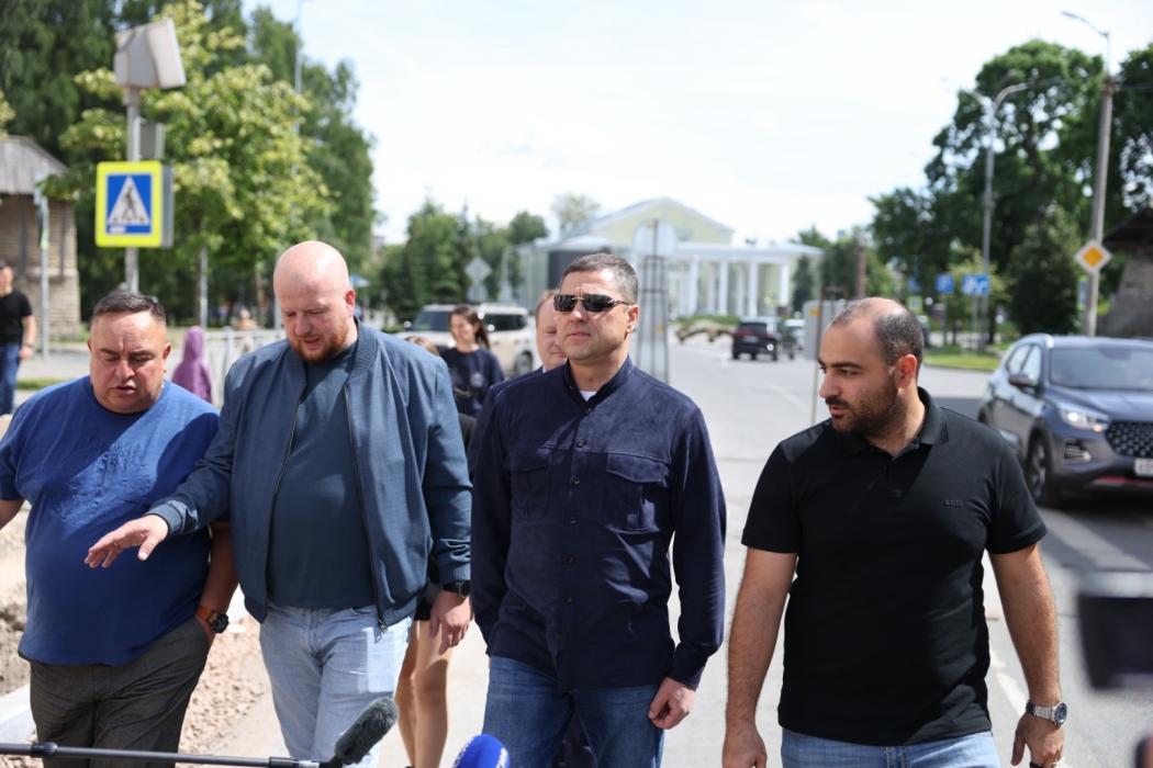 Рабочая поездка Михаила Ведерникова по Пскову. Ремонт улицы Советской