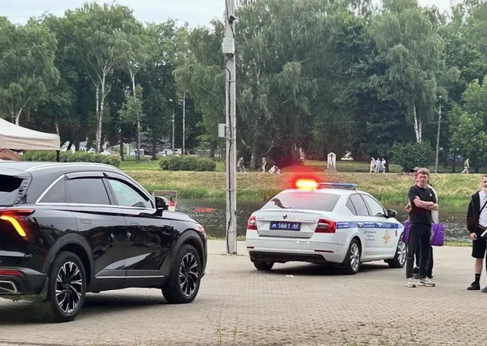 Полицейские обеспечивают безопасность и общественный порядок
