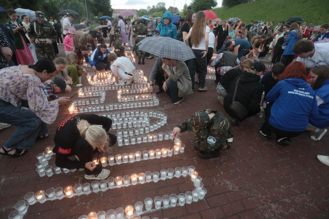 Сотни свечей зажгли в Пскове в память о героях
