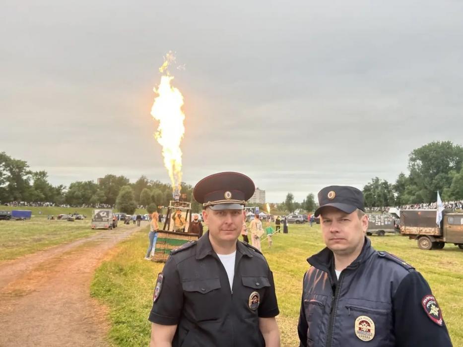 Полицейские обеспечивают безопасность и общественный порядок