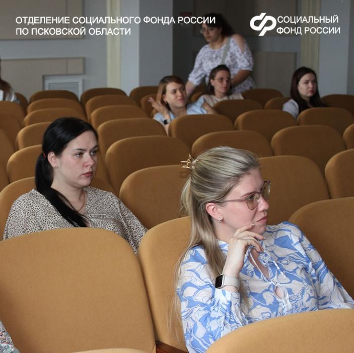 Встреча с беременными женщинами в рамках курса подготовки к родам «Школа материнства» 