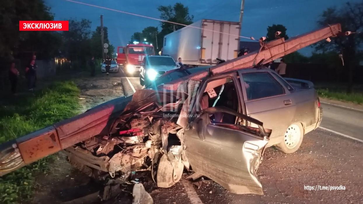 Автомобиль врезался в столб в Порхове