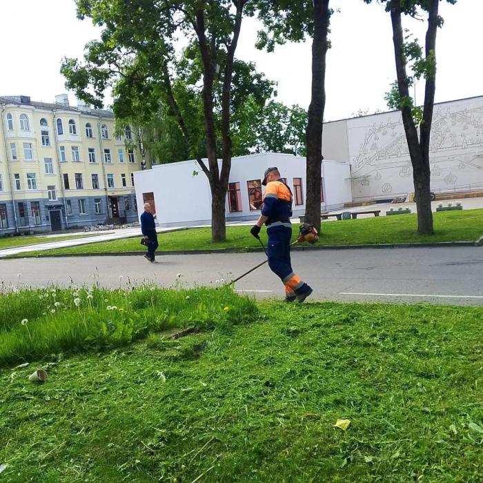 Масштабная уборка проходит на улицах Пскова