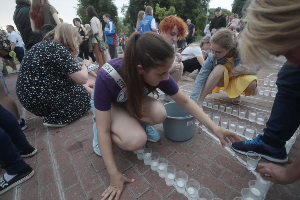 Сотни свечей зажгли в Пскове в память о героях