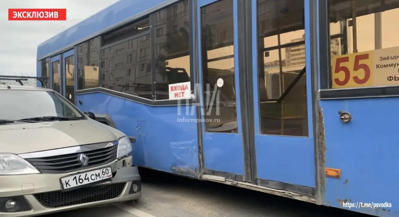 Автобус и легковушка столкнулись на улице Коммунальной в Пскове