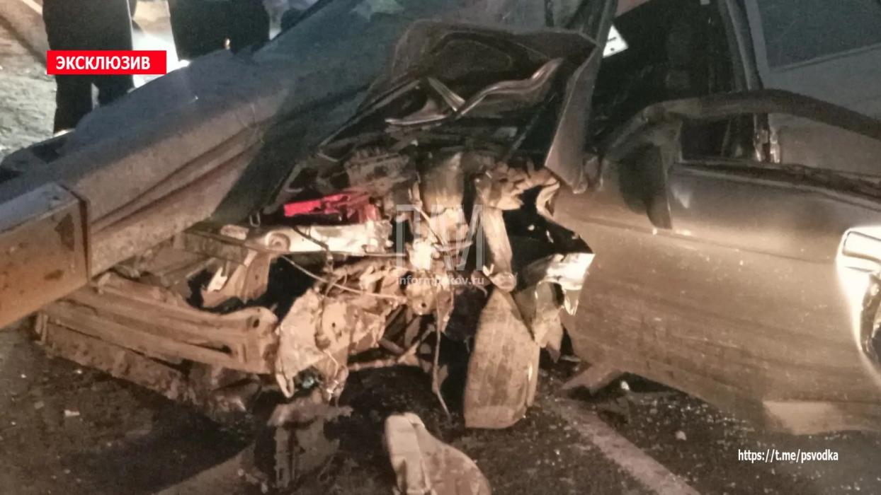 Автомобиль врезался в столб в Порхове