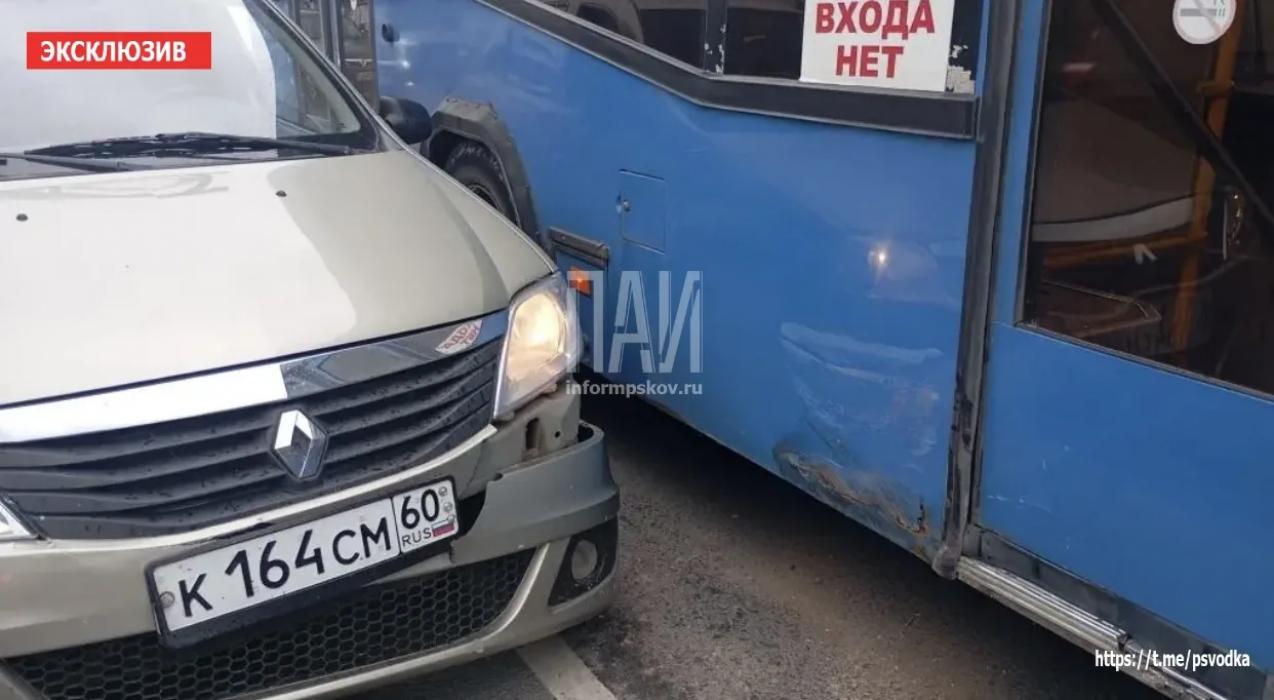 Автобус и легковушка столкнулись на улице Коммунальной в Пскове