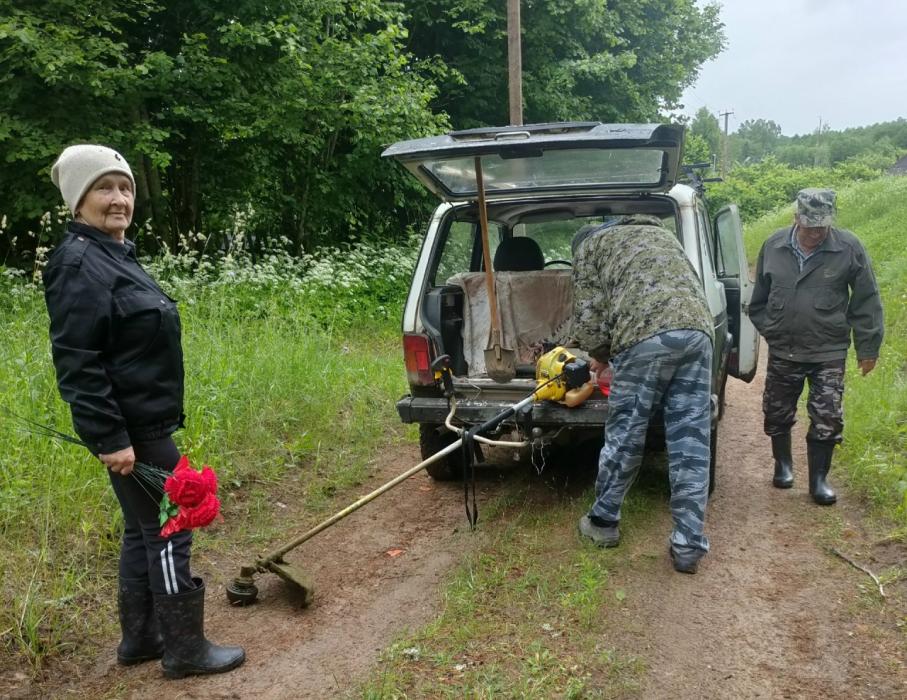 Активисты привели в порядок братские захоронения в Себежском районе