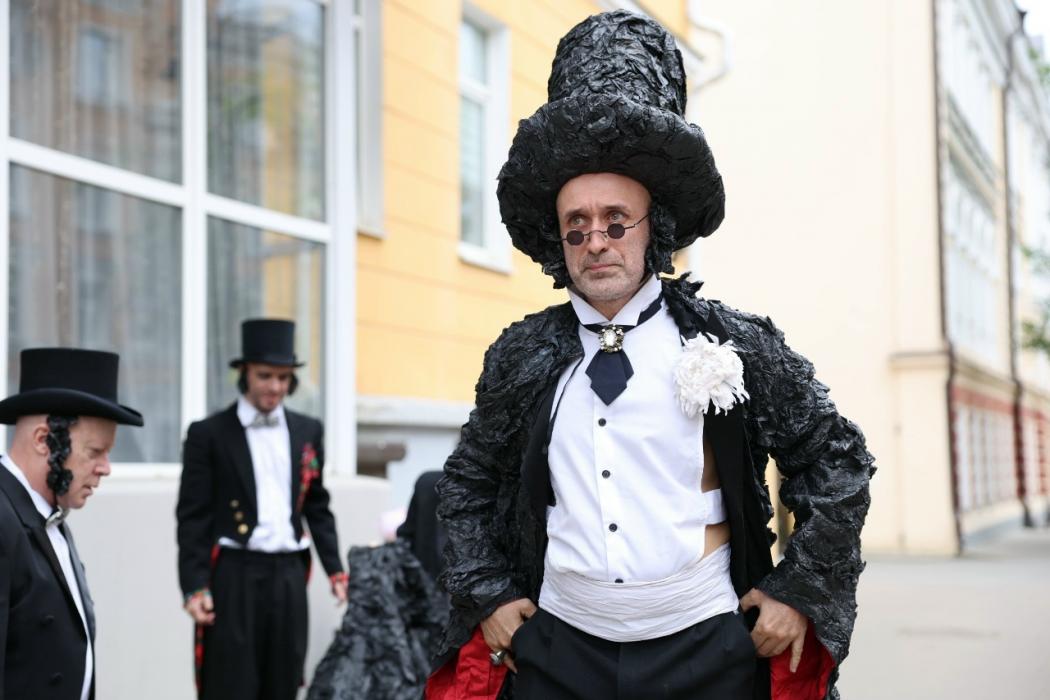 Пушкинское шествие проходит по улицам Пскова