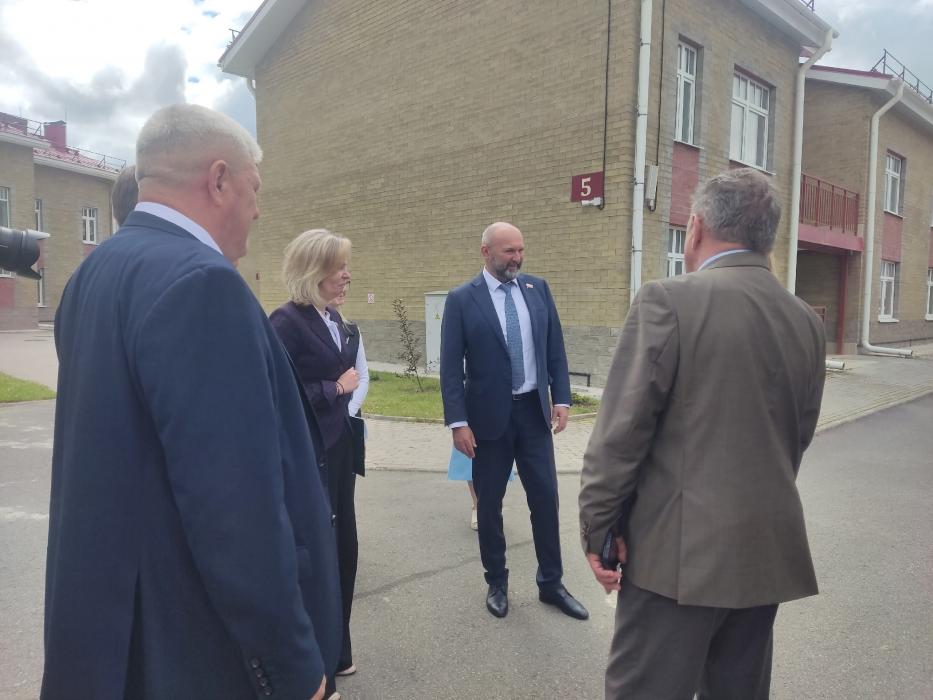 Делегация Совфеда осмотрела соцгородок под Псковом