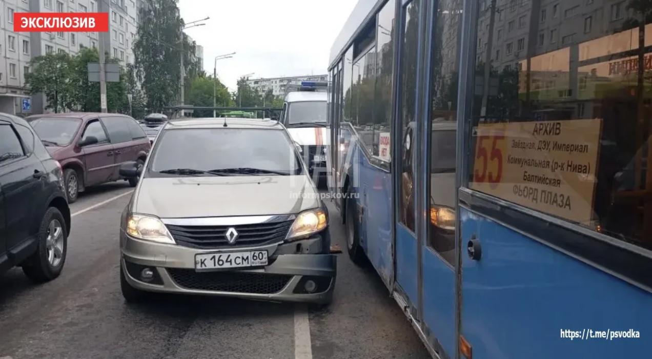 Автобус и легковушка столкнулись на улице Коммунальной в Пскове