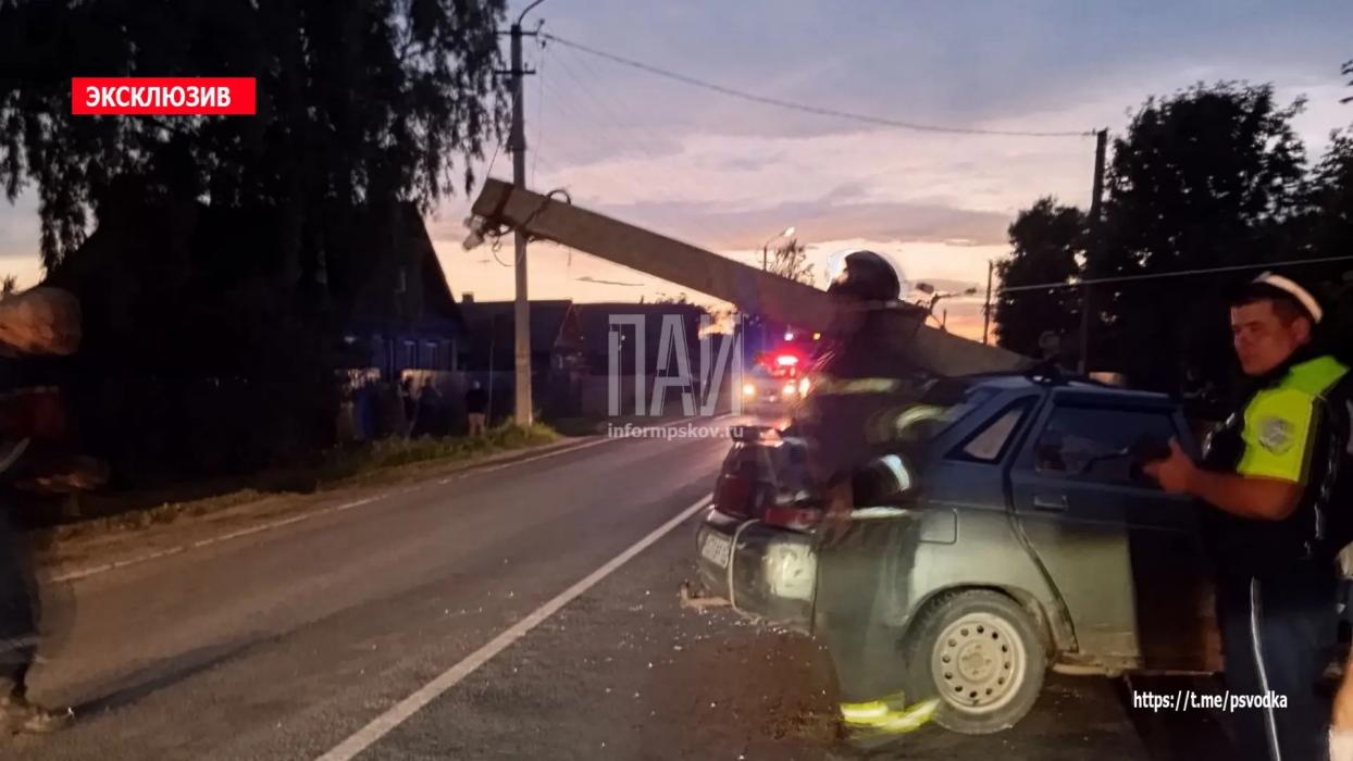 Автомобиль врезался в столб в Порхове