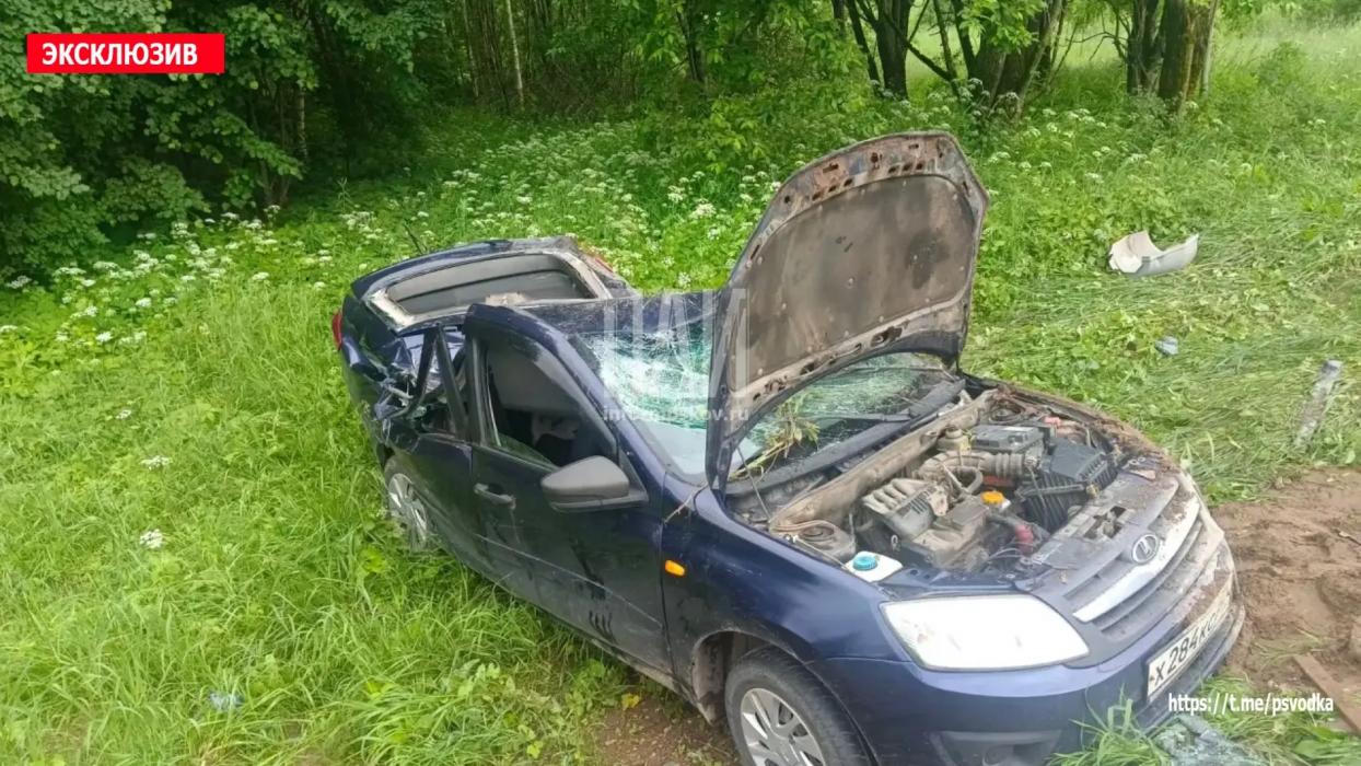 Женщина за рулём Lada Granta не справилась с управлением и наехала на опору освещения