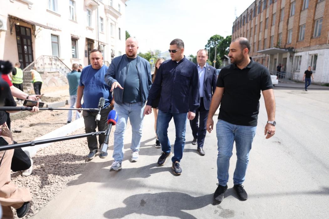 Рабочая поездка Михаила Ведерникова по Пскову. Ремонт улицы Советской