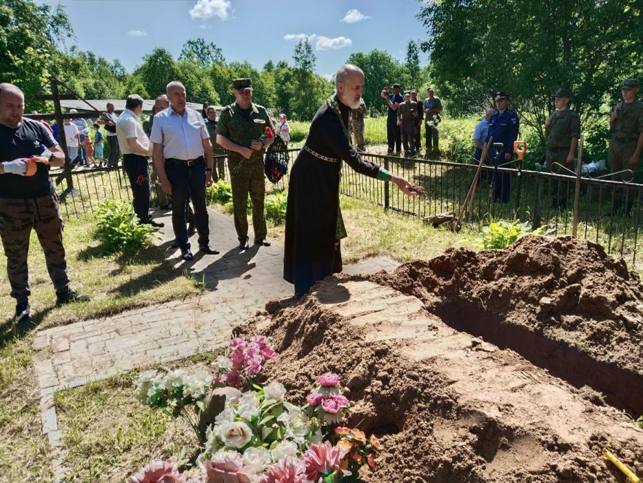 Церемония перезахоронения в деревне Демяховщина
