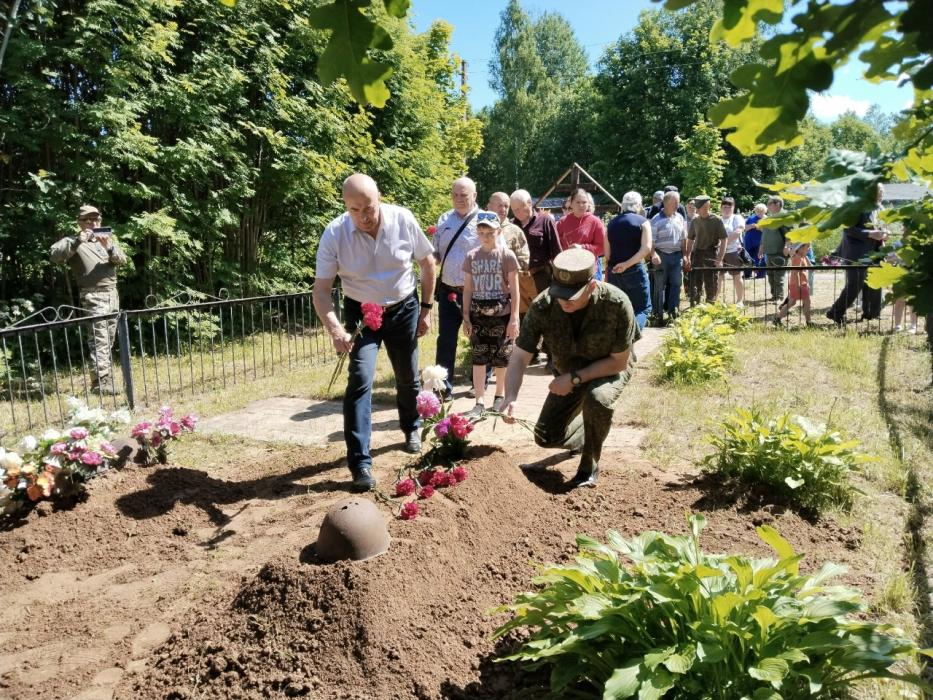 Церемония перезахоронения в деревне Демяховщина