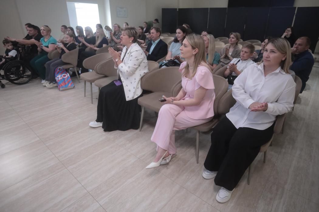 В Пскове вручили первую премию «Защищая детство»