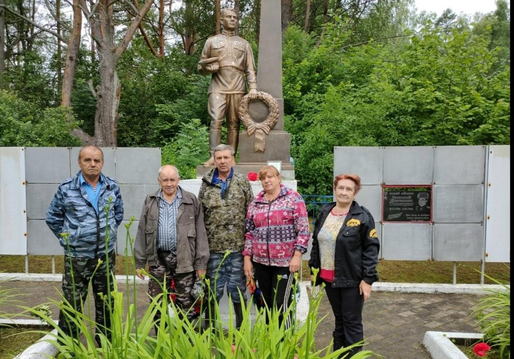 Активисты привели в порядок братские захоронения в Себежском районе