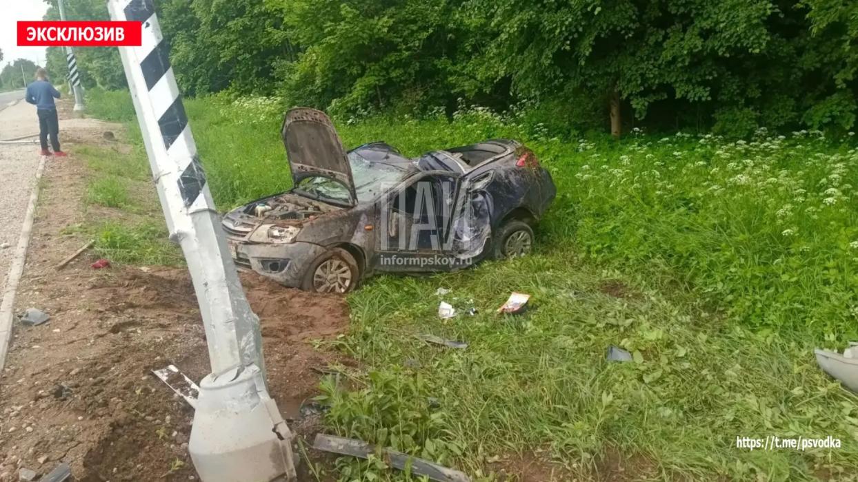 Женщина за рулём Lada Granta не справилась с управлением и наехала на опору освещения